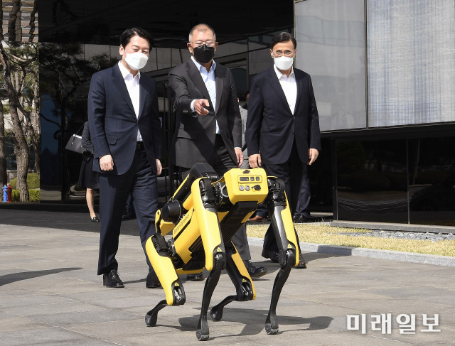 안철수 제20대 대통령직 인수위원회 위원장과 정의선 현대차그룹 회장이 지난 8일 오후 현대차그룹 남양연구소를 방문하고 있다./사진=현대차그룹 제공