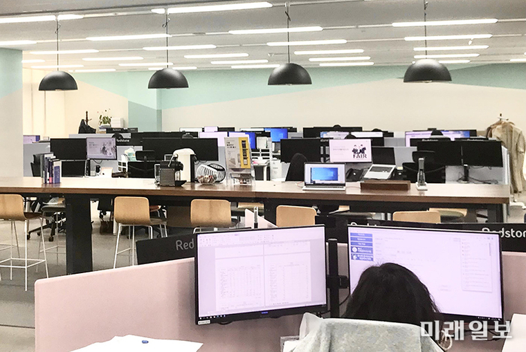 교육부 디지털교육기획관에 정부청사 최초로 노트북을 기반으로 한 자율좌석형 사무실을 마련해 2월부터 본격 운영한다./사진=행안부