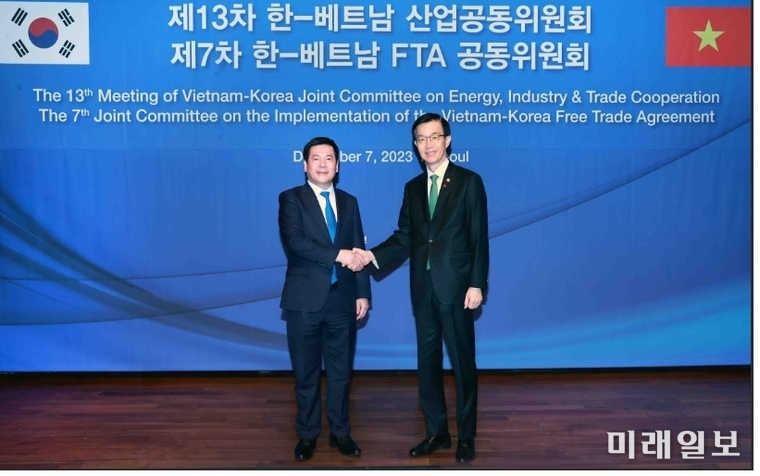 방문규 산업통상자원부 장관(오른쪽)이 응우옌 홍 디엔(Nguyen Hong Dien) 베트남 산업무역부 장관과 함께 7일 서울 신라호텔에서 제13차 한-베트남 산업공동위원회 및 제7차 한-베트남 FTA 공동위원회를 주재하고 있다./사진=산업자원통상부