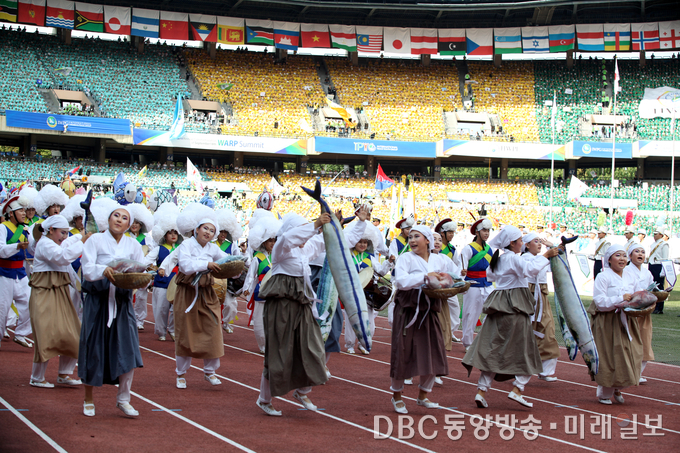 ‘평화의 행진’을 주제로 열린 세계의 문화 퍼레이드에서는 10여 가지의 한국 전통문화가 선보였다. ⓒ장건섭 기자 